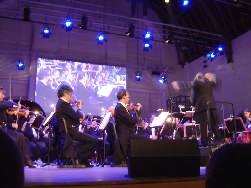 Dirk Bross zet het concert in met de World Soundtrack Awards Fanfare van Elmer Bernstein